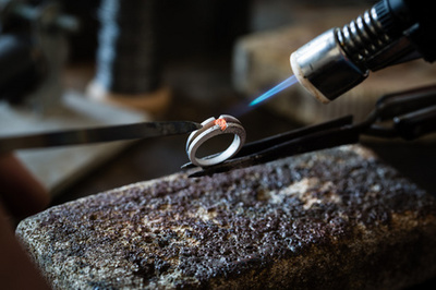 廢棄工廠中的珠寶首飾 攝圖新視界的創(chuàng)新開(kāi)發(fā)與銷售策略